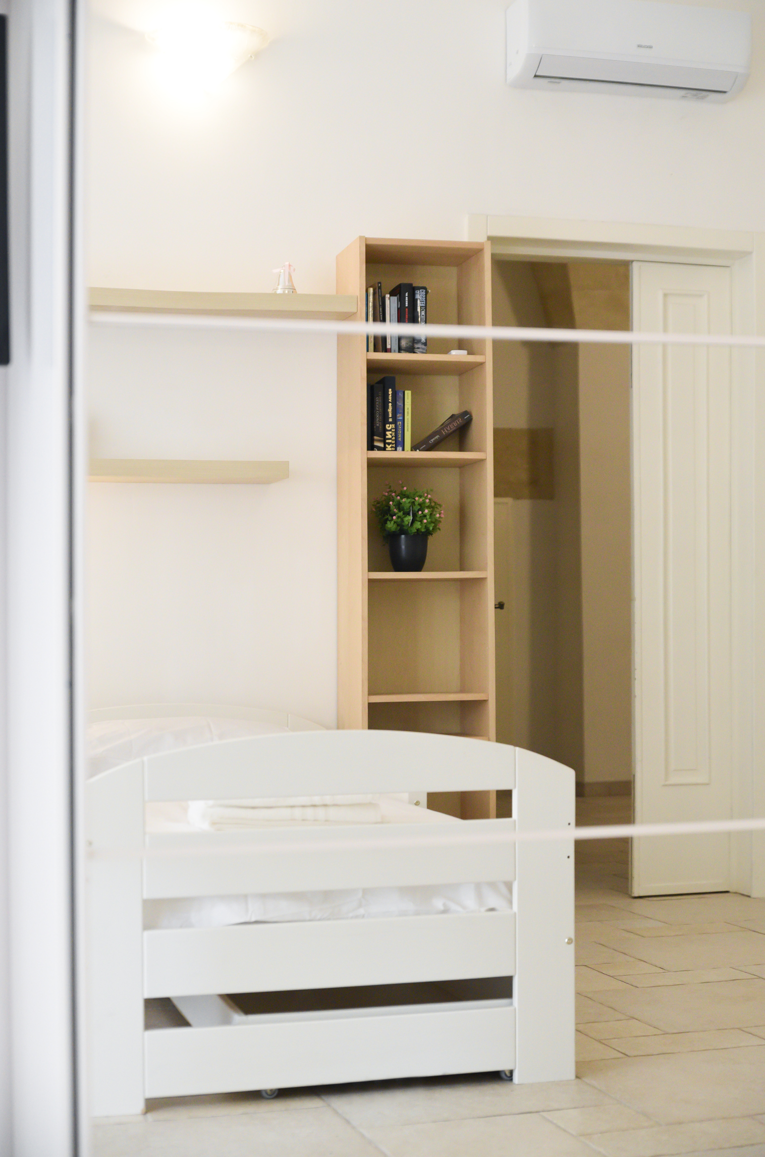 Camera doppia, specchio, Bnb lecce, appartamento centro storico lecce, casa vacanze lecce. Camera matrimoniale lecce. Hotel a Lecce. B&b lecce. Bnb Lecce. bad and breakfast lecce, bed and breakfast a Lecce.