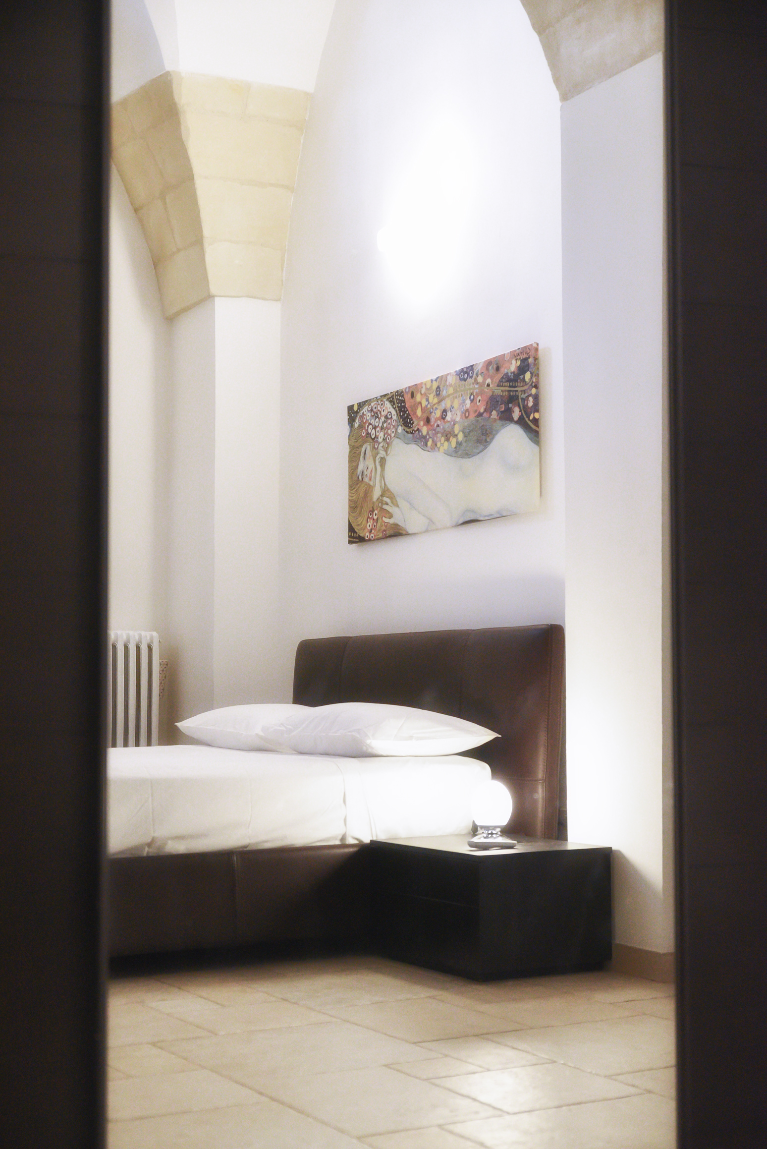 Camera matrimoniale, specchio, Bnb lecce, appartamento centro storico lecce, casa vacanze lecce. Camera matrimoniale lecce. Hotel a Lecce. B&b lecce. Bnb Lecce. bad and breakfast lecce, bed and breakfast a Lecce.