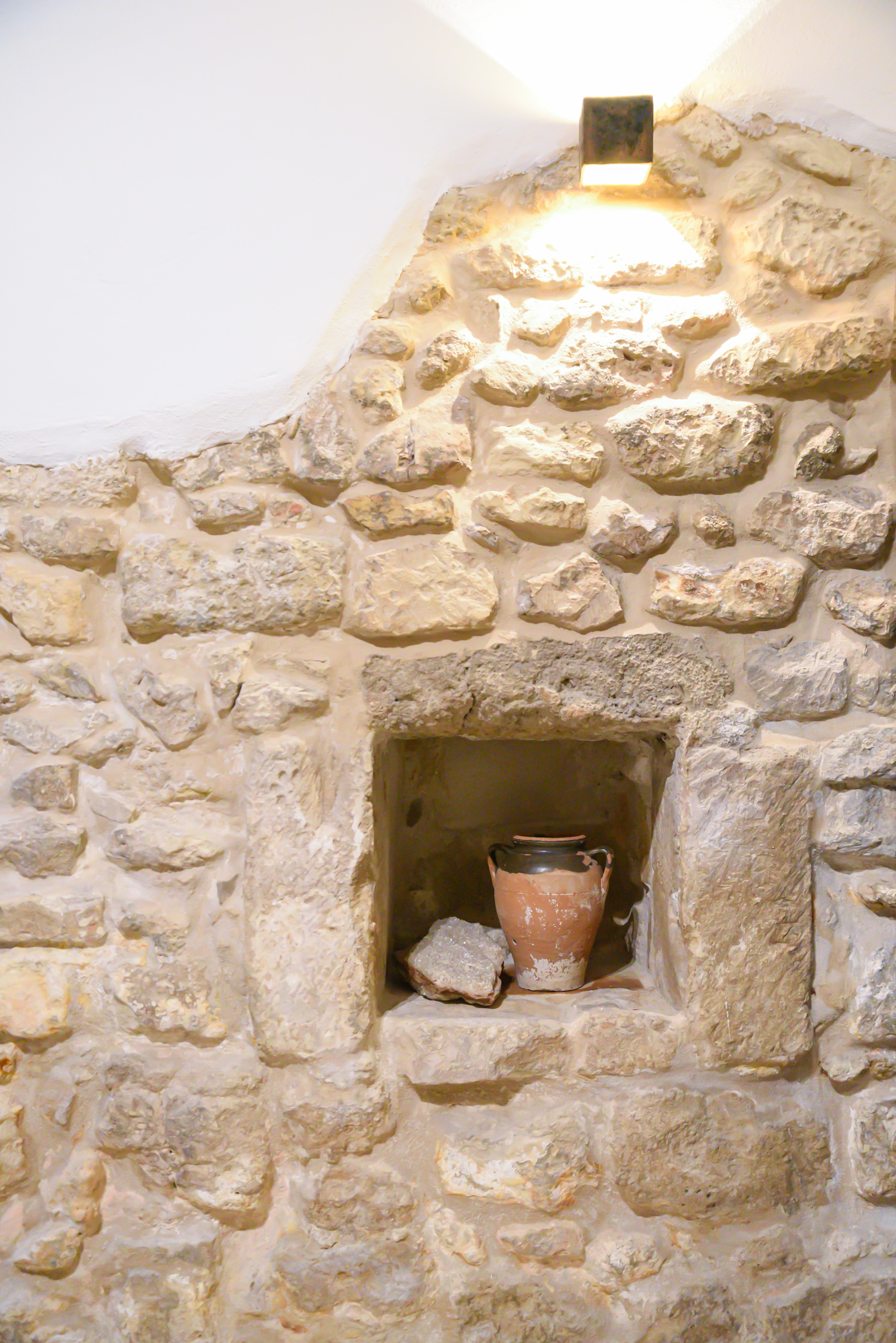 Dettagli pietra leccese a vista: nicchia., Bnb lecce, appartamento centro storico lecce, casa vacanze lecce. Camera matrimoniale lecce. Hotel a Lecce. B&b lecce. Bnb Lecce. bad and breakfast lecce, bed and breakfast a Lecce.