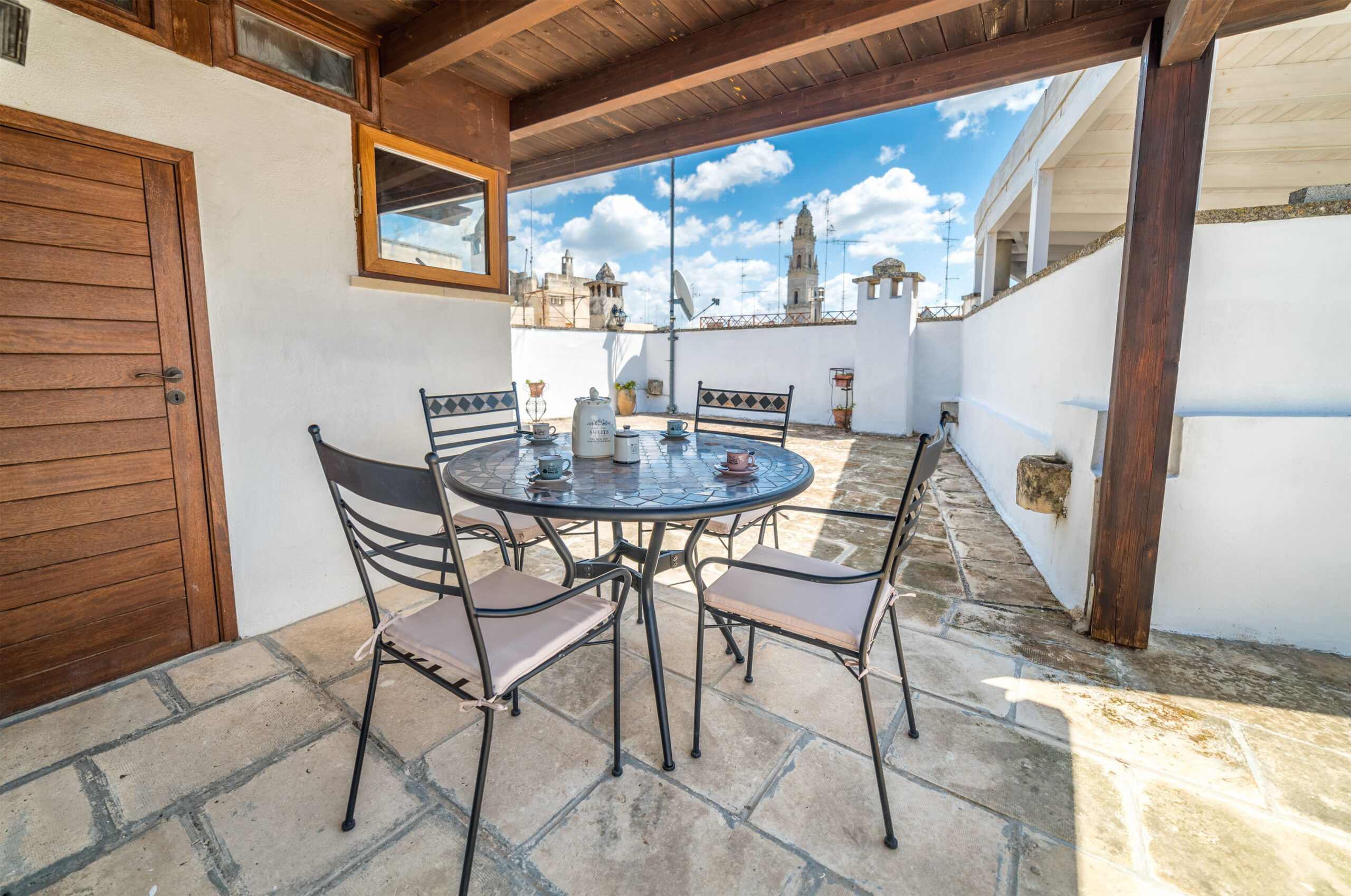Bnb lecce, appartamento centro storico lecce, casa vacanze lecce. Camera matrimoniale lecce. Hotel a Lecce. B&b lecce. Bnb Lecce. bad and breakfast lecce, bed and breakfast a Lecce. Terrazzo con vista Campanile del Duomo