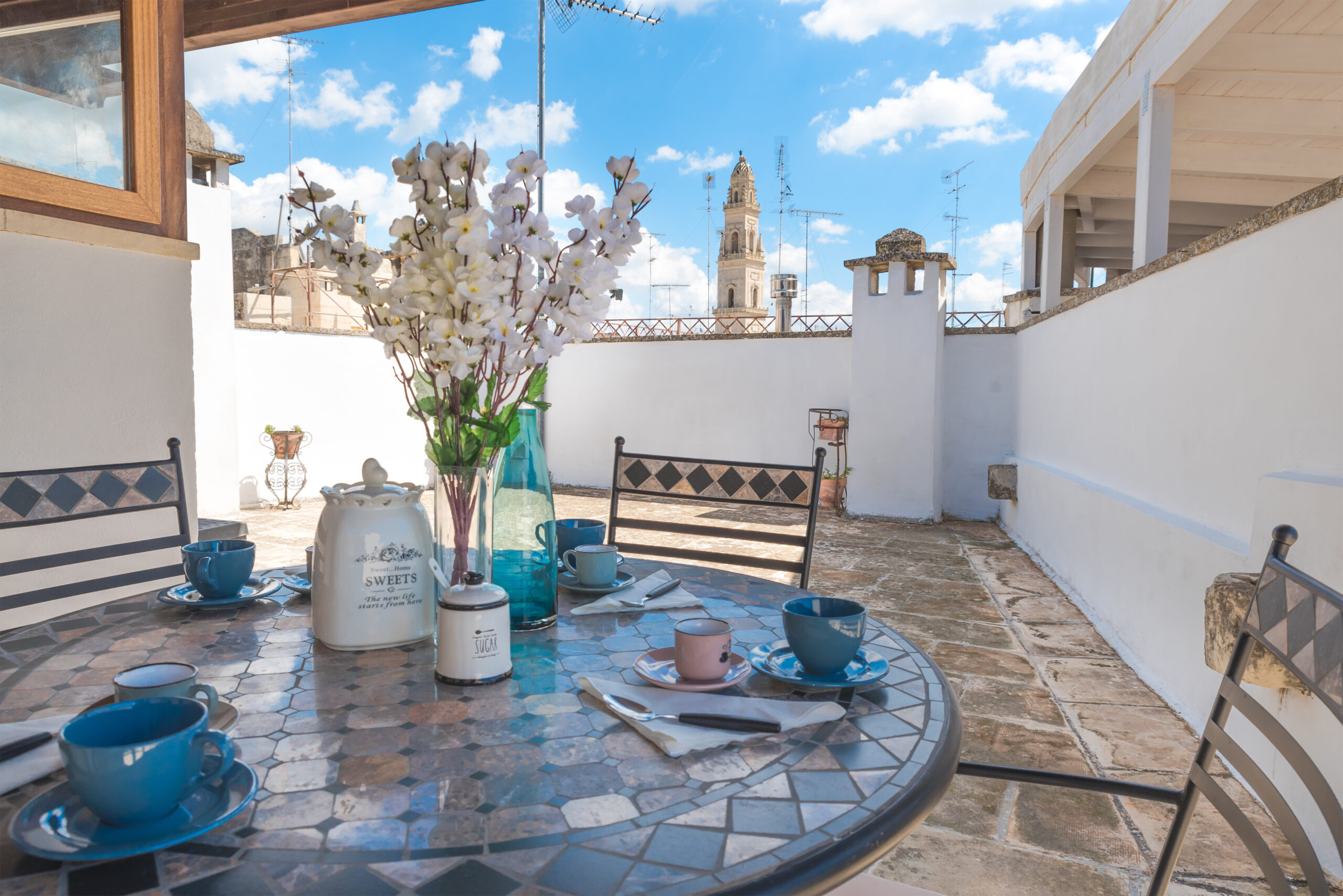 Bnb lecce, appartamento centro storico lecce, casa vacanze lecce. Camera matrimoniale lecce. Hotel a Lecce. B&b lecce. Bnb Lecce. bad and breakfast lecce, bed and breakfast a Lecce. Terrazzo con vista Campanile del Duomo