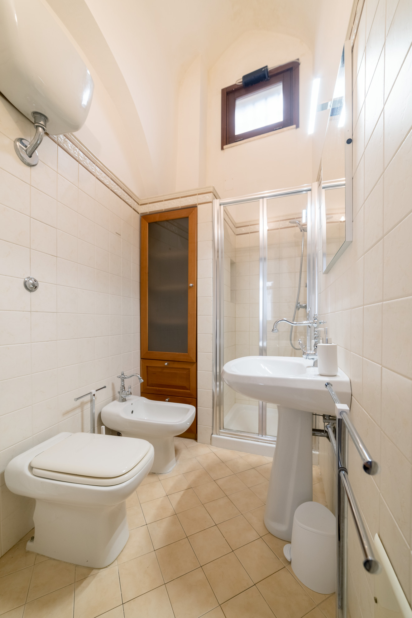 Bagno al primo piano. Bnb lecce, appartamento centro storico lecce, casa vacanze lecce. Camera matrimoniale lecce. Hotel a Lecce. B&b lecce. Bnb Lecce. bad and breakfast lecce, bed and breakfast a Lecce.